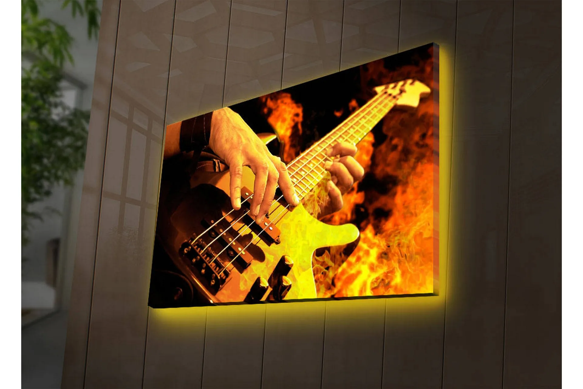 Canvastavla med LED-belysning 45x70 cm - Gitarrist som spelar en elbas omgiven av eldiga flammor
