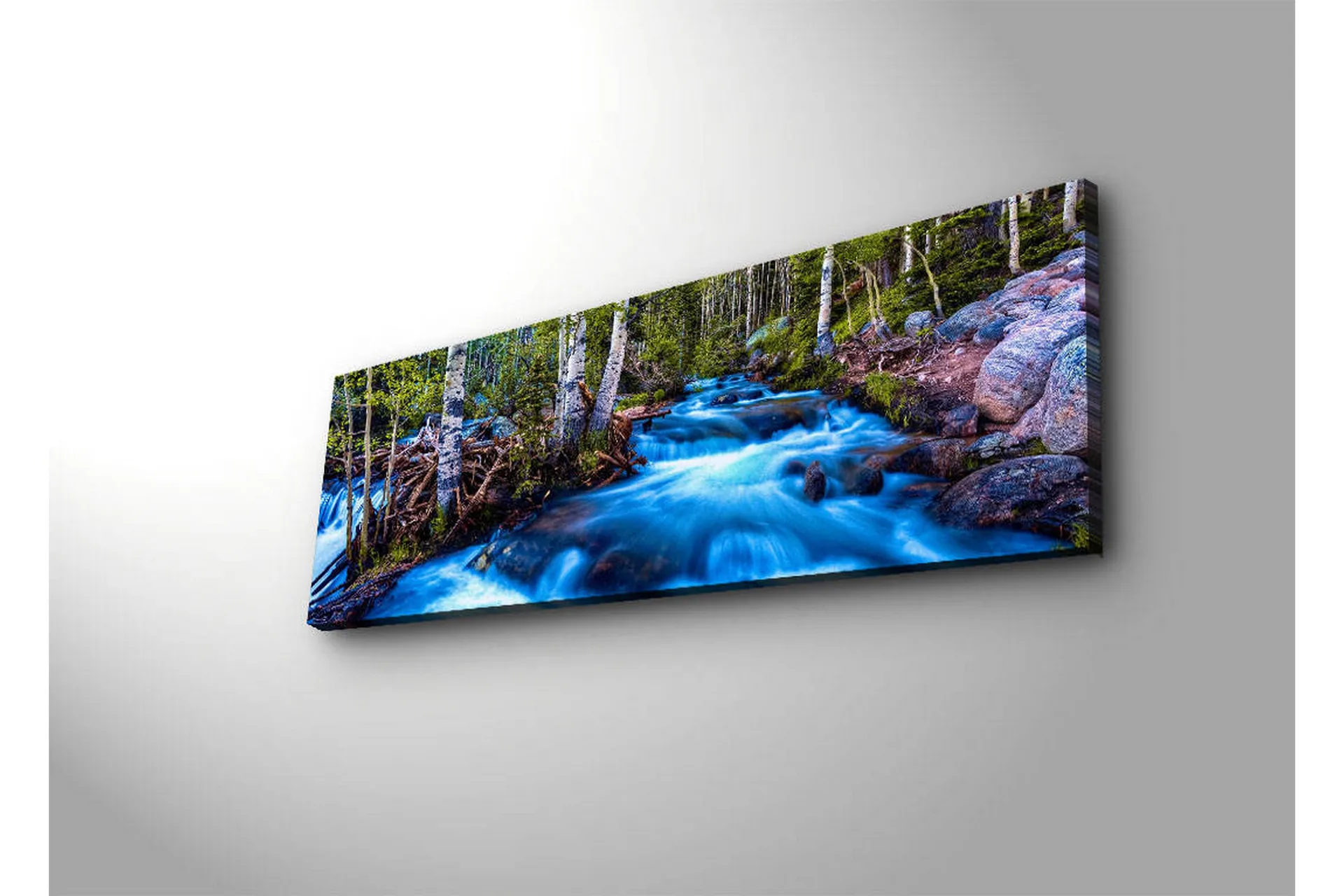 Canvastavla med LED-belysning 30x90 cm - Strömmande vatten i en naturskön miljö med omgivande träd